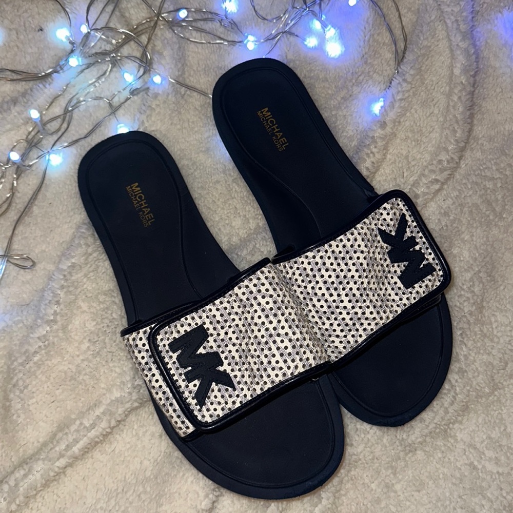 Woman’s size 9. Navy Michael Kors slide sandal in navy. Excellent Condition